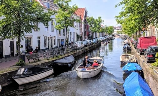 amsterdam-boat-passing