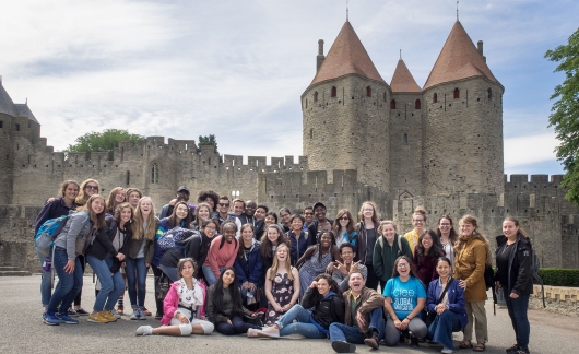 High school students in a group photos in front of a castle in Toulouse