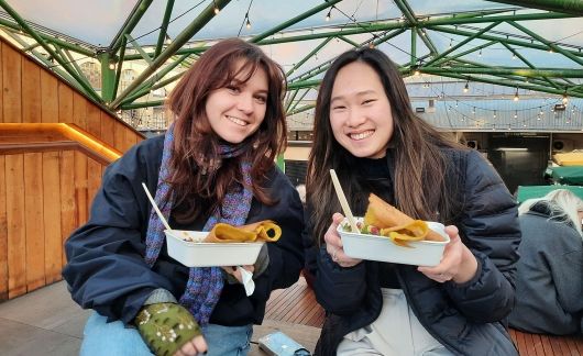 study abroad students in london eating together