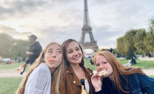 paris 3 girls eiffel tower