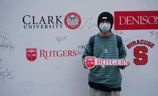 rutgers university shanghai orientation sign holding