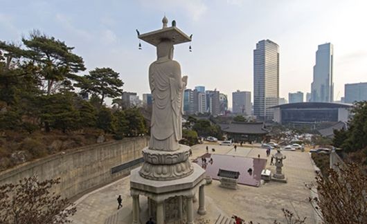 seoul buddha statue in city center