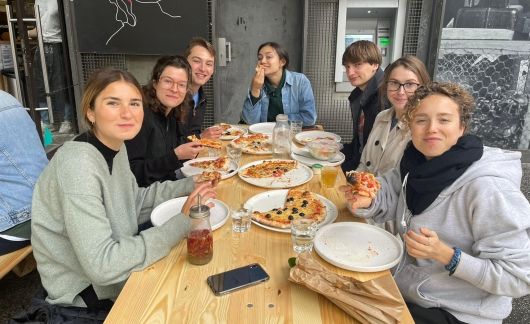 study abroad students eating pizza together toulouse france