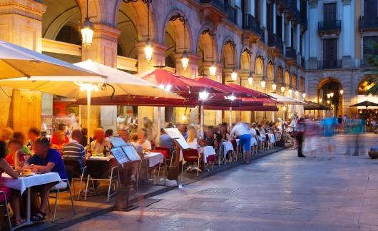 barcelona busy street people eating