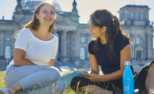 reichstag berlin girls smiling