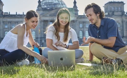 berlin reichstag laptop