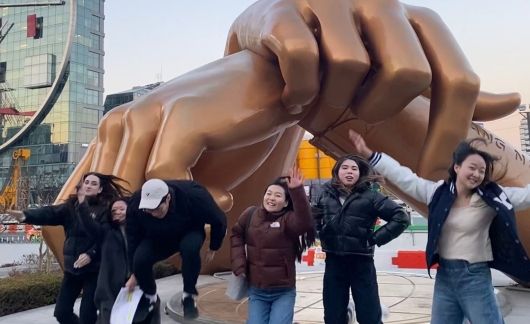 students gangnam style statue