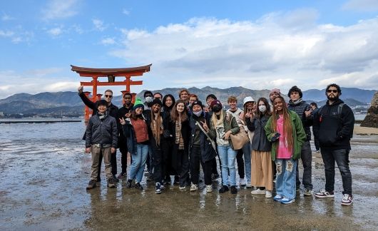 japan students visit shrine abroad