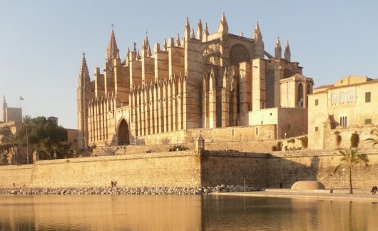 cathedral reflection water palma de mallorca