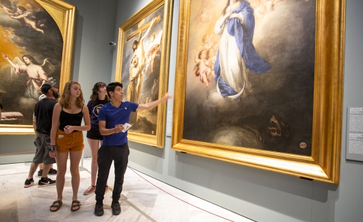 seville students in museum