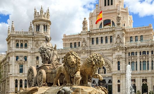 madrid lion statue flag