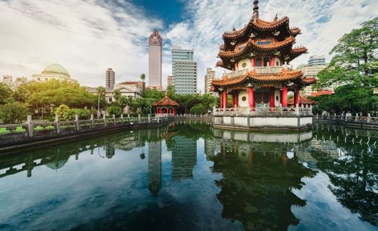 taipei taiwan temple lake