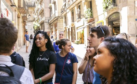 barcelona tour students streets spain