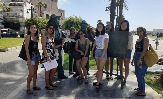 barcelona students pose with statues