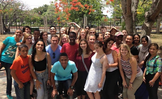 Group photo of high school students studying abroad in Santiago de los Caballeros
