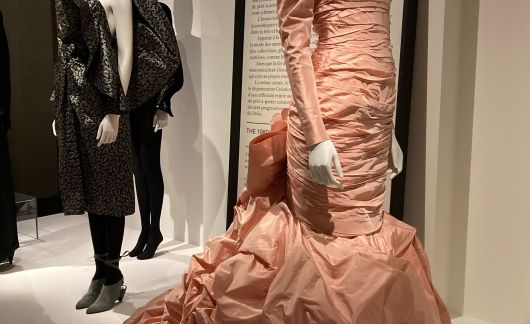Two outfits on mannequins in Paris museum
