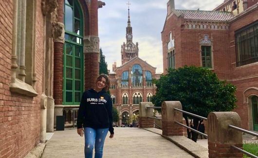 smiling student abroad barcelona