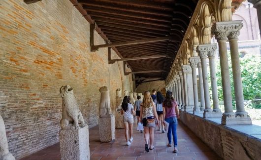 toulouse students walking next to columns