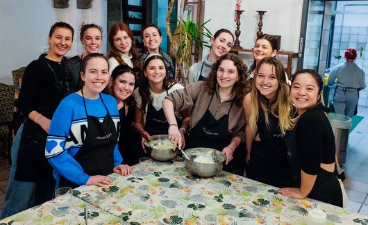 Florence cooking class with large group of students