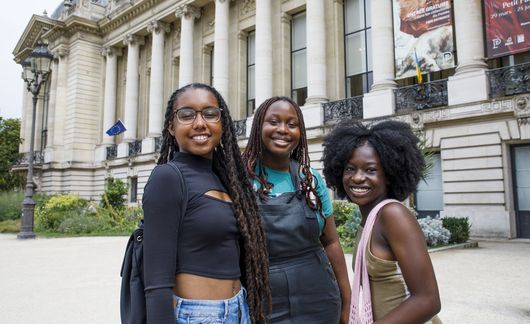 3 girls in paris