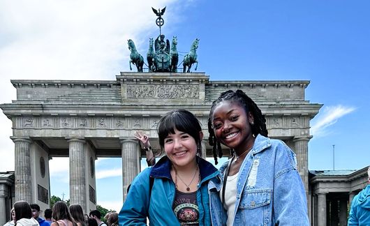 berlin-two-grils-smiling-brandenburg-gate