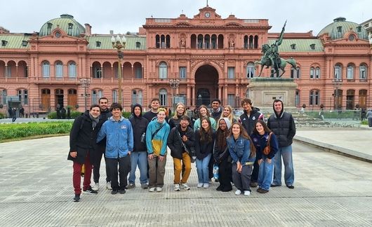 buenos-aires_students at-casa-rosada
