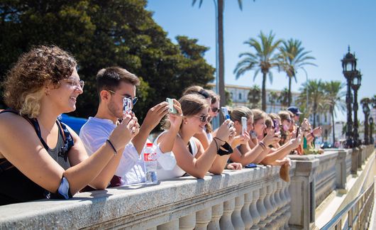 spain_seville_students-taking-pictures_beach-in-cadiz.jpg