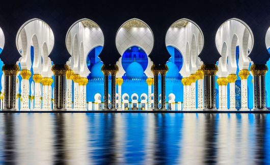 abu-dhabi-mosque-arches-pillars-night