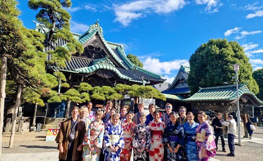tokyo-students-group-traditional-dress-temple