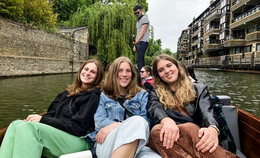 london-girls-river-ride