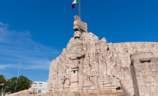 flag-monument-in-montejo-avenue-merida_yucatan-mexico.jpg