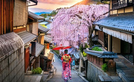 kimono-higashiyama-district-in-spring-kyoto-in-japan.jpg