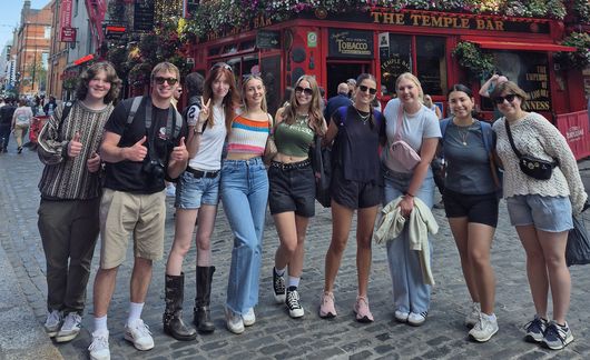 dublin-students-walking-around-temple-bar.jpg