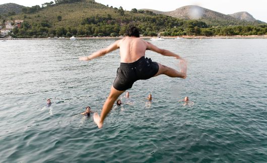 palma-de-mallorca_students-jumping-into-the-water-from-a-boat.jpg