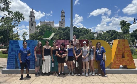 yucatan_students-in-front-of-the-merida-sign-at-centro-merida.jpg