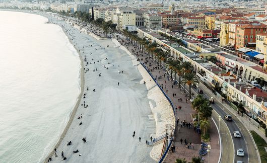 nice-promenade-des-anglais-beach-goers