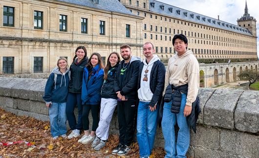 madrid-students-posing-san-lorenzo