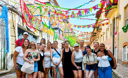 lisbon-large-student-group-city-tour-street-flags