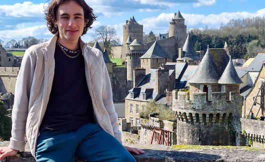 rennes-male-student-overlooking-castle