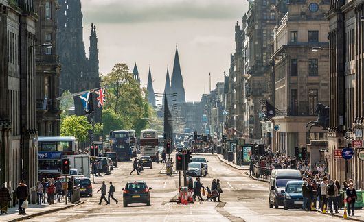 edinburgh-busy-metro-street