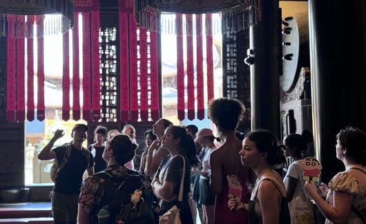 shanghai-students-at-jade-temple.jpg