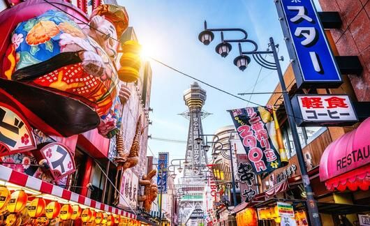 osaka-colorful-street-scene-osaka-tower