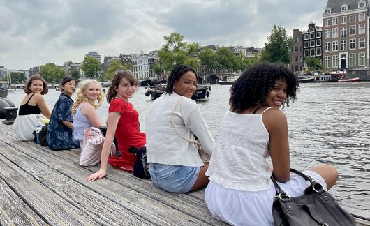 131264_high-school-summer-abroad_amsterdam_high-school_hssa-students-are-sitting-at-the-amstel-river-before-their-canal-boat-experience.jpg