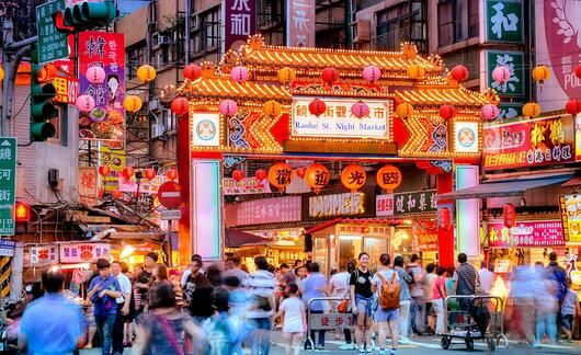 entrance-of-raohe-street-night-market-in-taipei.jpg
