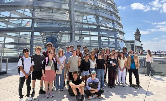 hssa-berlin-students-in-front-of-reichstag.jpg