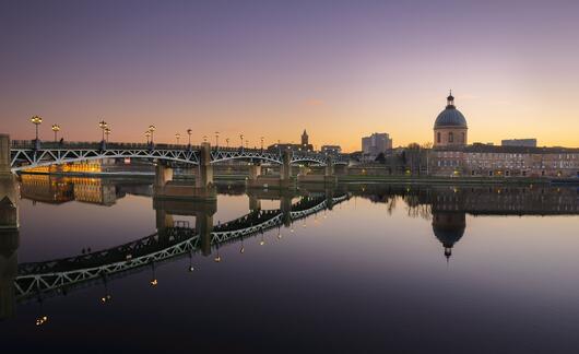 toulouse_garonne-river-at-night.jpg