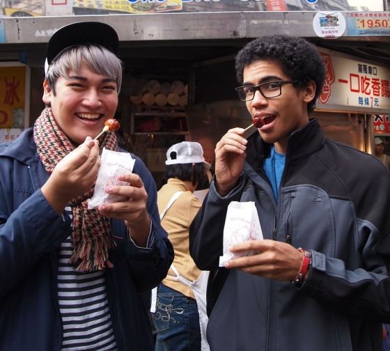 taipei students enjoy street food