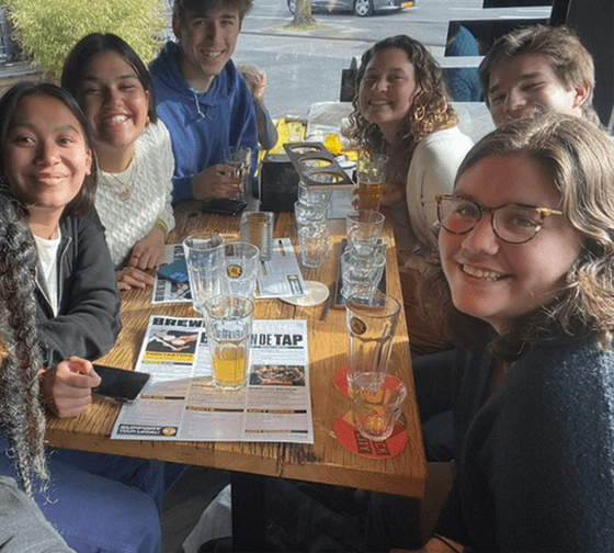 amsterdam study abroad students eating together