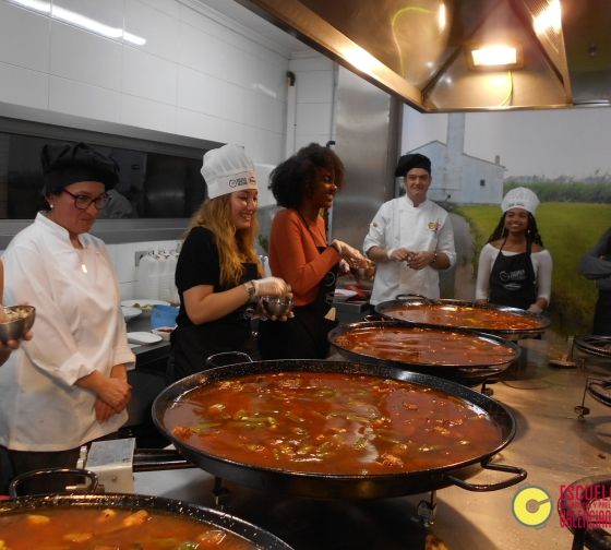 barcelona students cook paella together