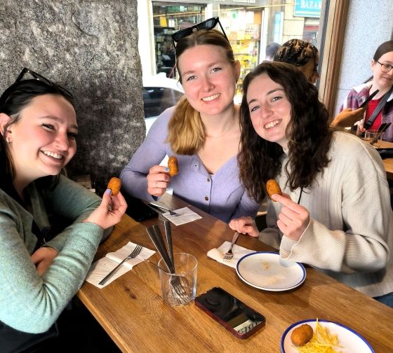 madrid students eating tapas